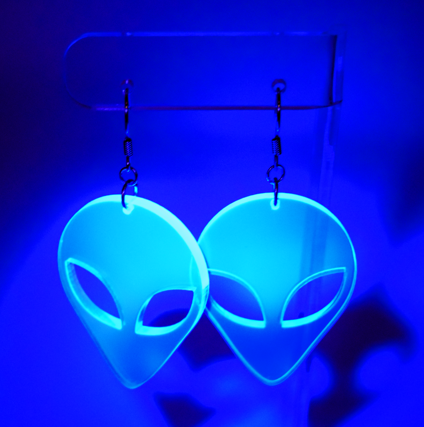 blue alien earrings (glow in uv/blacklight)